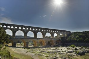 Le Pont du Gard surplombant le Gardon