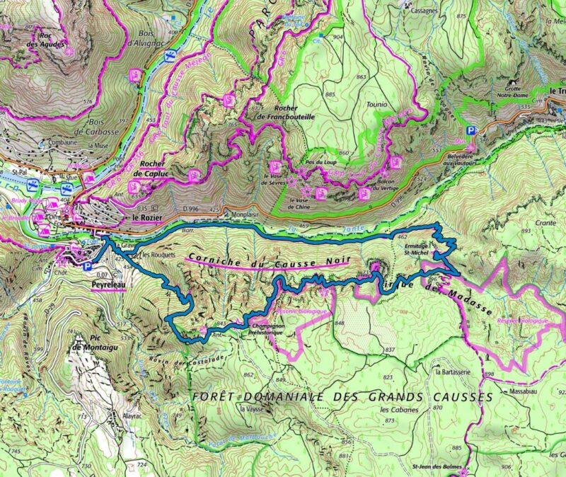 Un tracé de randonnée de couleur bleue sur une carte IGN. On peut notamment y trouver les villages du Rozier et de Peyreleau, au pied des Causses (Méjean et Noir).