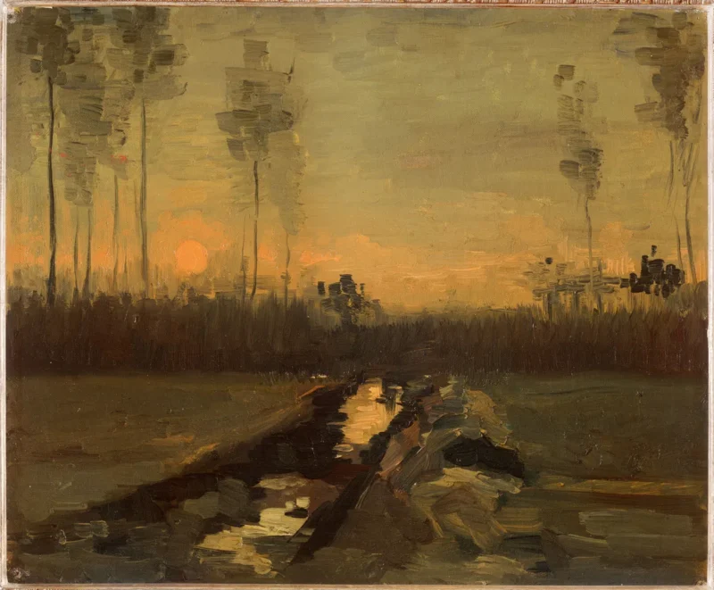 Photo d'une peinture. Un paysage peint dans des tons verts, bruns et orangés. À l’arrière-plan, un soleil orangé est visible près de l’horizon, entouré de hautes silhouettes d’arbres élancés. La végétation est dense à la ligne d’horizon, tandis qu’au centre un cours d’eau reflète la lumière du ciel, créant une bande claire qui traverse la composition. Les coups de pinceau sont visibles et donnent une texture épaisse à l’ensemble.
