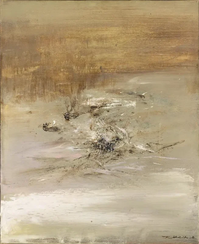 Photographie d'un tableau abstrait dominé par des tons beiges, ocres et brun clair. La partie supérieure est recouverte d’un aplat brun doré, tandis que la partie inférieure mélange des nuances plus claires allant jusqu’au blanc cassé. Vers le centre, une zone plus dense présente des éclaboussures, des traces et des lignes sombres évoquant un mouvement ou une matière en dispersion.