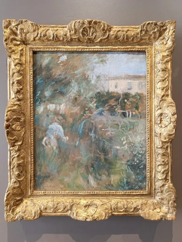 Tableau encadré dans un cadre doré représentant une scène impressionniste avec des personnages dans un paysage naturel et une maison en arrière-plan.