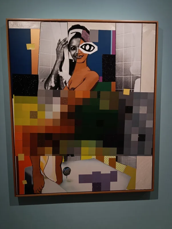 Photo d'un œuvre d'art moderne encadrée représentant une femme noire, personnage stylisé dans une salle de bain, combinant des éléments pixelisés, des couleurs vives et des motifs géométriques.
