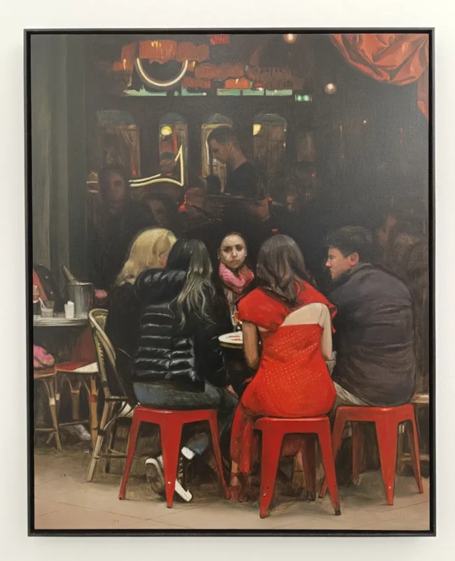 Tableau réaliste représentant un groupe de cinq personnes attablées dans un café, avec des chaises rouges, une ambiance tamisée et des reflets de lumières colorées en arrière-plan.