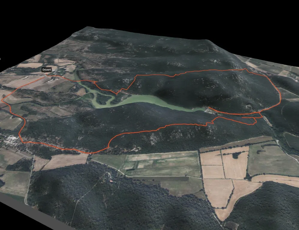 Un tracé rouge sur une vue satellite en relief. La trace GPS fait le tour d'une retenue d'eau à l'extrémité de laquelle on perçoit, sur la droite de l'image, un barrage.