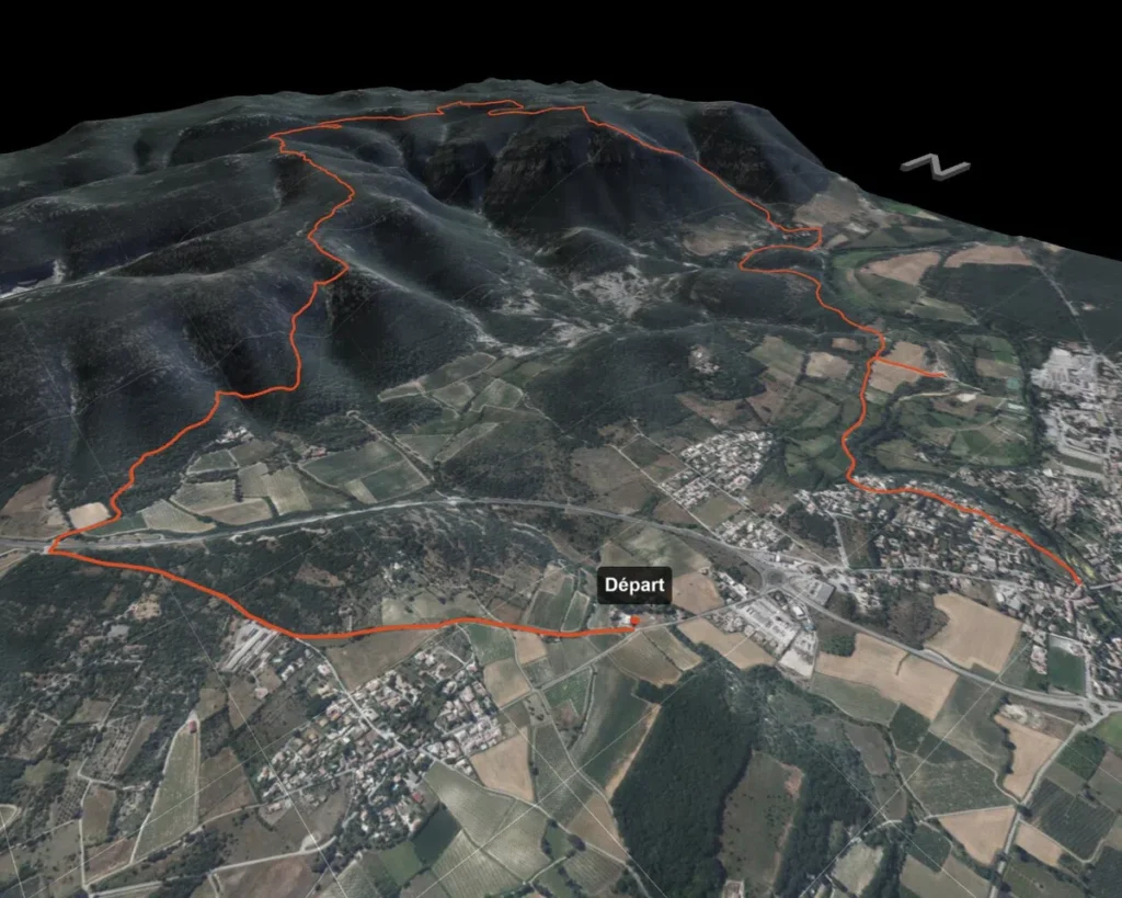 Un tracé gpx projeté sur une image satellite en 3D. Le tracé part d'une agglomération, monte sur un massif, puis redescend plus à l'est dans la même commune.