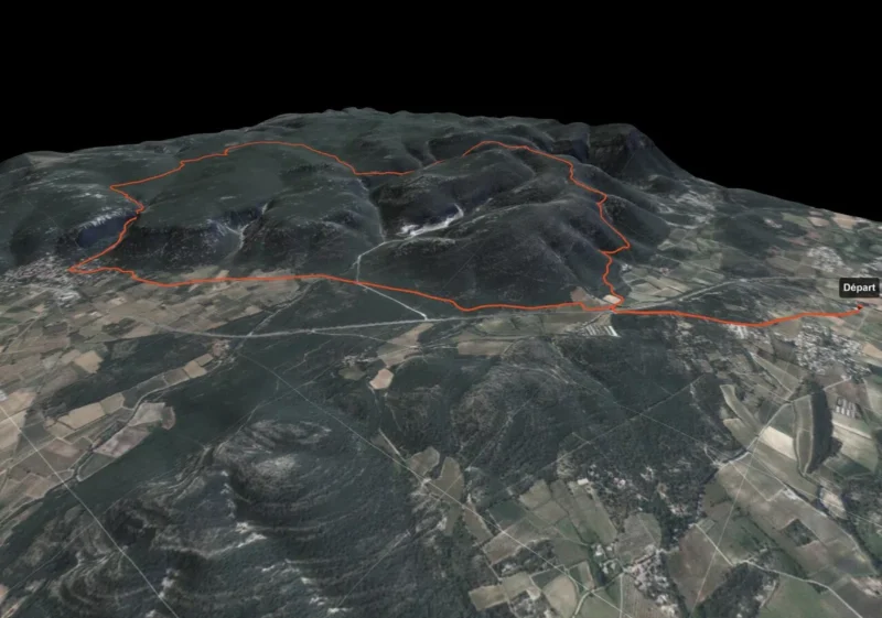 Un tracé gpx en rouge sur une vue satellite 3D d'un massif, en haut de l'image, et d'une plaine, sur le bas de l'image.